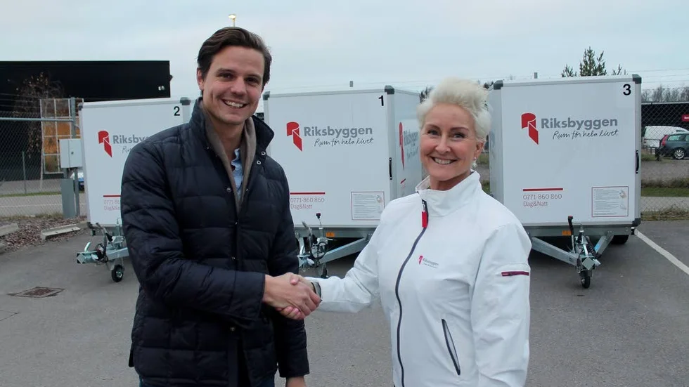 Johan Wikander på Freetrailer skakar hand med Katarina Leander på Riksbyggen. Avtalet som omfattar tre släpkärror är i hamn.