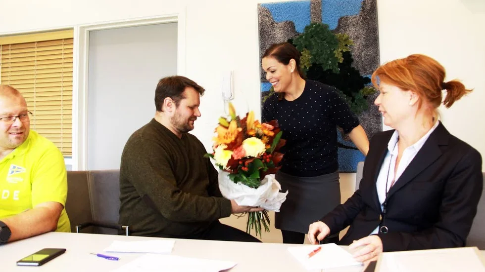 Gratulerar. Sofia Sjöström överlämnade blommor till Henric Isacsson och Lisa Boyero Lindström.