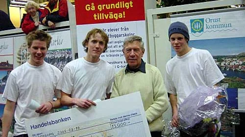 Vinnarna av Båtbyggartävlingen på Båtmässan, från vänster tredjepristagaren Simon Bågström från Båtbyggarskolan i Storebro, vinnaren Frans Jacobsson, Båtbyggarskolan Storebro, båtbyggaren och prisutdelaren Pelle Pettersson och tvåan Mikael Stefansson, Orust Båtbyggarutbildning.