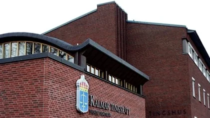 Tingsrätten i Kalmar friar helt den man som suttit häktad sedan i november, misstänkt för flera års terror av sin fru, två döttrar och son.