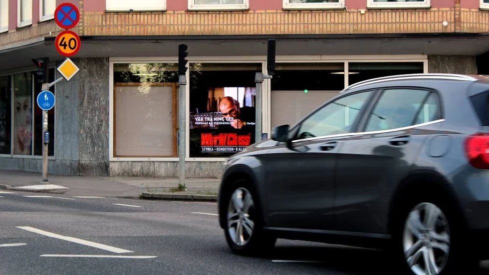 Reklam. I fönstret vid World class finns en tv som måste bort. Annars hotar vite.