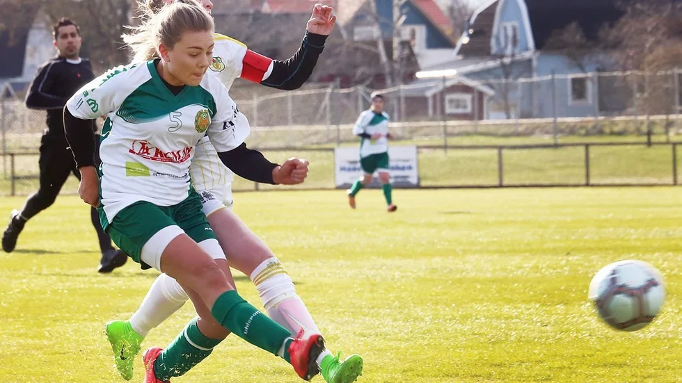Frida Pöder var på målhumör och gjorde tre mål när Hultsfred vann med 4–2 i premiären mot Vimmerby B. Foto: Roelof Stroetinga