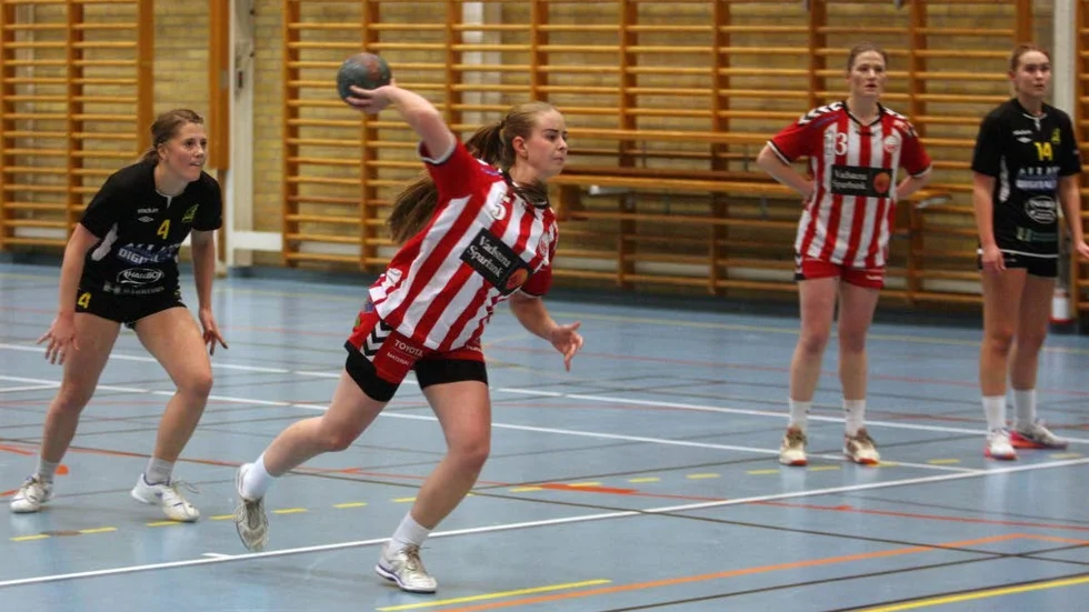 Inställt. Inga möjligheter till mål för VHF:s damer under lördagen. Deras match ställdes in i sista stund.