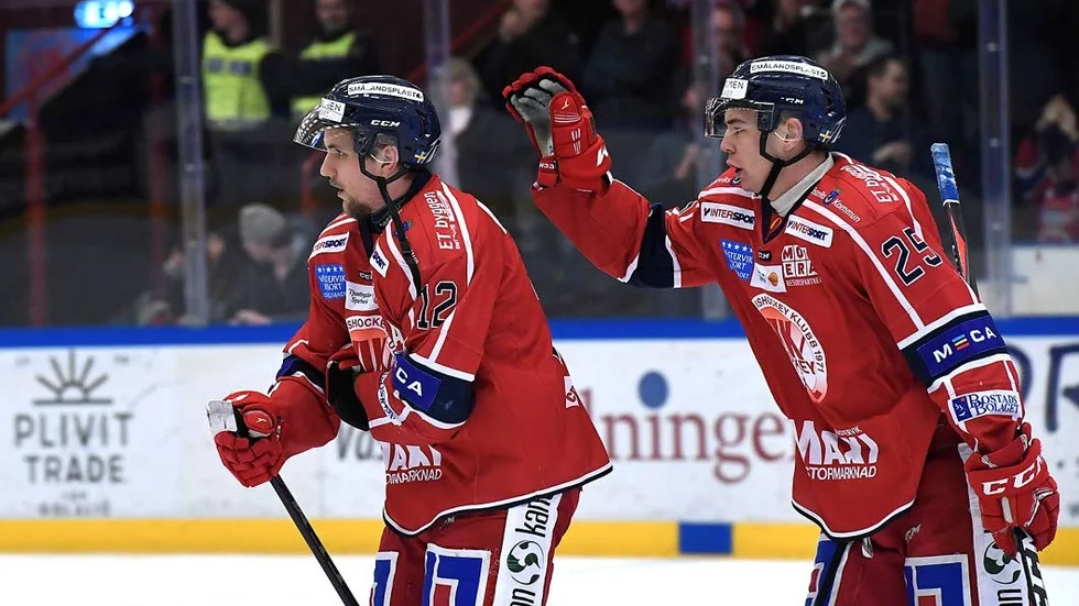 Mål och assist. VIK-forwarden omges av flyttrykten men levererade ändå mot Troja.