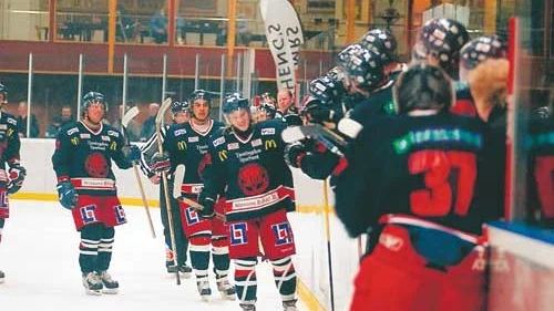 Västerviks IK jublar över segern mot Halmstad med 5-2.