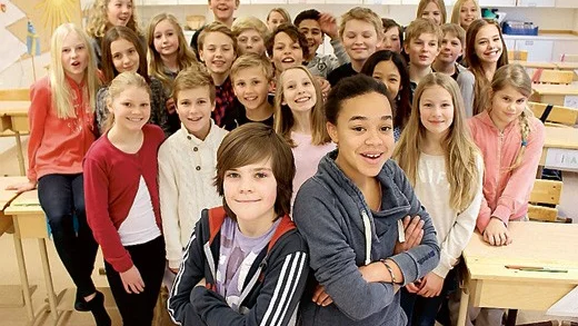 Fredrik Rosenmüller och Taira Andersson (längst fram) representerar klass 5A i "Vi i femman". De får mycket stöd av sina klasskamrater.