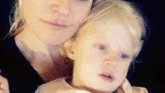 Ellie, 2,5 år, väntar på en stor hjärtoperation. En infektion skulle äventyra allt. Men mamma Pernilla får inte ta ut tillfällig föräldrapenning när hon är hemma från jobbet – Ellie anses inte vara tillräckligt sjuk i dagsläget, säger Försäkringskassan. På bilden längst ner t h ligger Ellie kopplad till Ecmo efter att hon fått hjärtstillestånd.