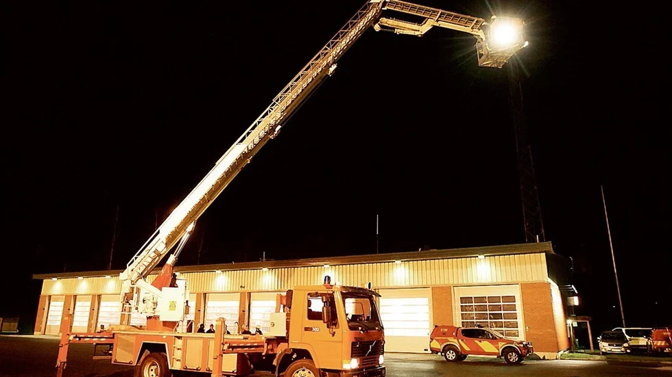 På kvällen övar brandmännen med den nya skyliften.