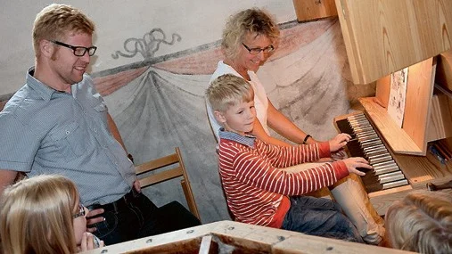 Intresserade. Familjen Eveborn åkte från Oskarshamn för att delta vid helgens orgelfestival i Västervik. Pappa Peter står bakom och ser sonen Edgar få sig en grundläggande orgellektion av kyrkomusikern Cecilia Tengver.