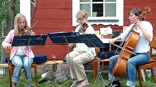 Johanna Salminen, Sara Olow och Hanna Andersson heter de tre unga musikerna som spelade vid Frisksportarstugan i söndags.