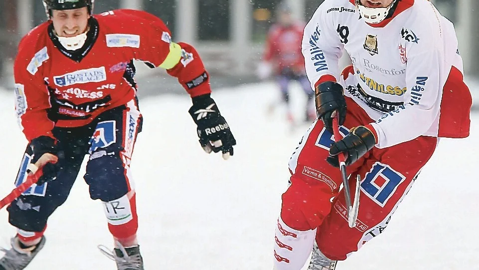 Stanislav Klyushanov och hans Målilla var skäret före David Walfredssons Tjust hela matchen. 7-4 slutade derbyt och Tjust flyttas därmed ner i division två. Foto: Roelof Stroetinga