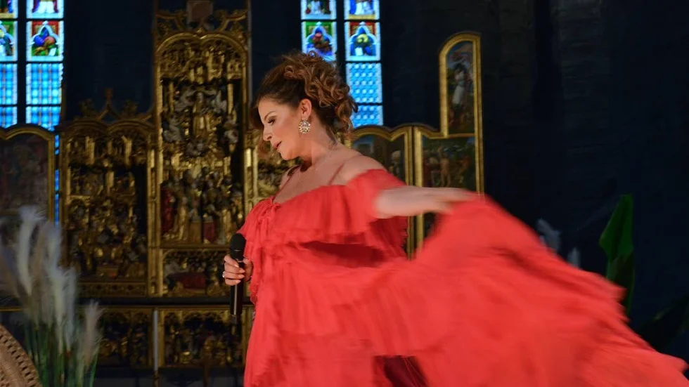 Carola framträdde i Vadstena klosterkyrka, inför en stor och entusiastisk publik som tålmodigt väntade på hitsen medan stjärnan missionerade.