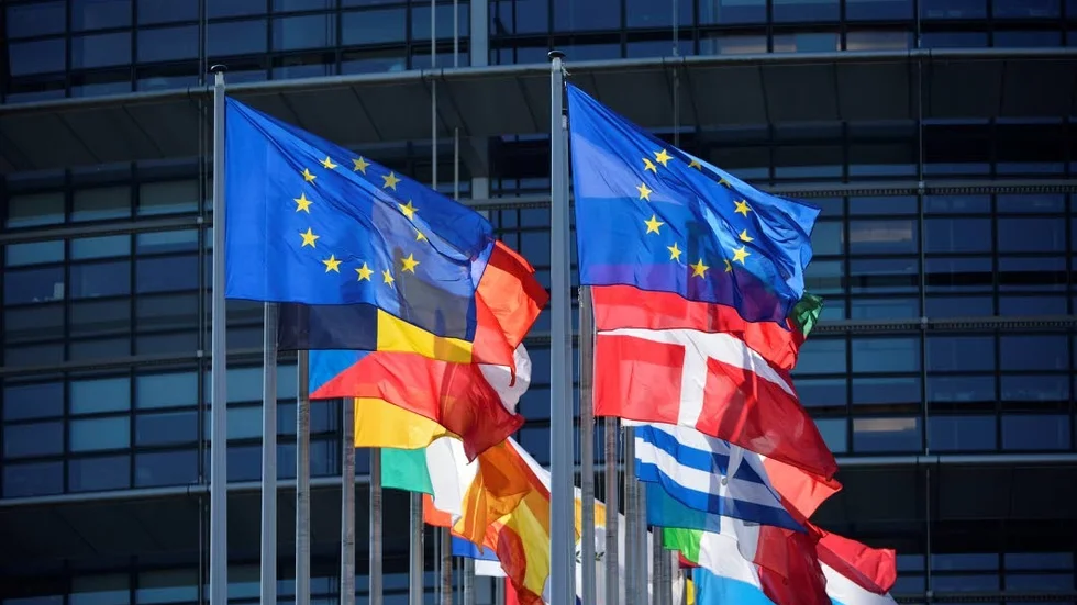 Något i skuggan av olika inrikes nyheter har de viktiga besluten om fördelningen av utskottsplatser i Europaparlamentet ägt rum, skriver Anders Edholm.