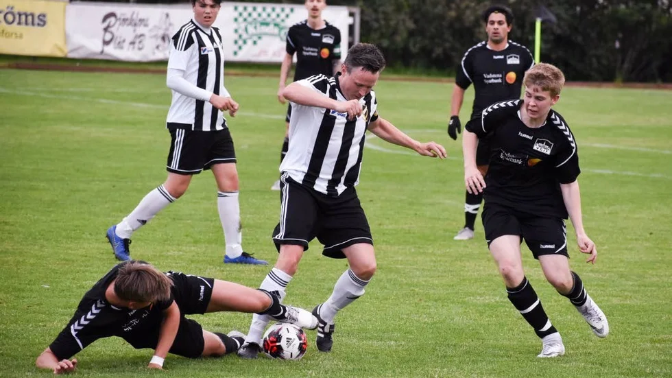 Rimforsa gick inte bara segrande ur matchen, utan också ur de flesta närkamperna. Här är det Tobias Lundh som plöjer fram.