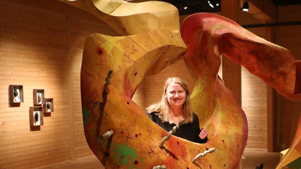 Carolina Jonsson på Virserums Konsthall bjuder in skolklasser att tävla i hållbarhet.