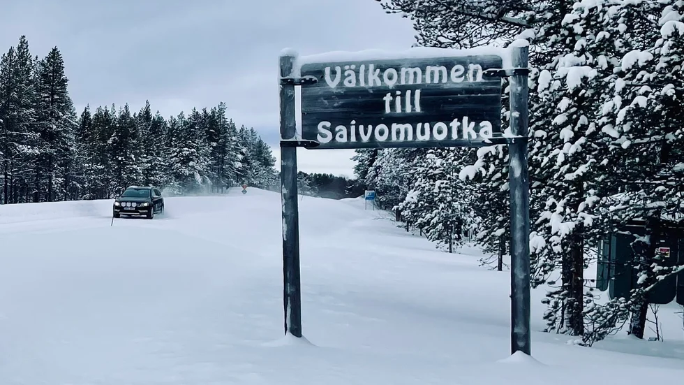 Busslinjen mellan Karesuando och Muodoslompolo lades ner för flera år sedan så från Saivomuotka är det alltid bil som gäller.