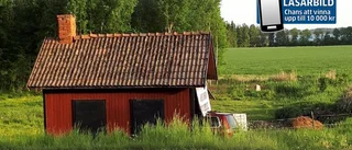 Personbil körde in i förrådshus