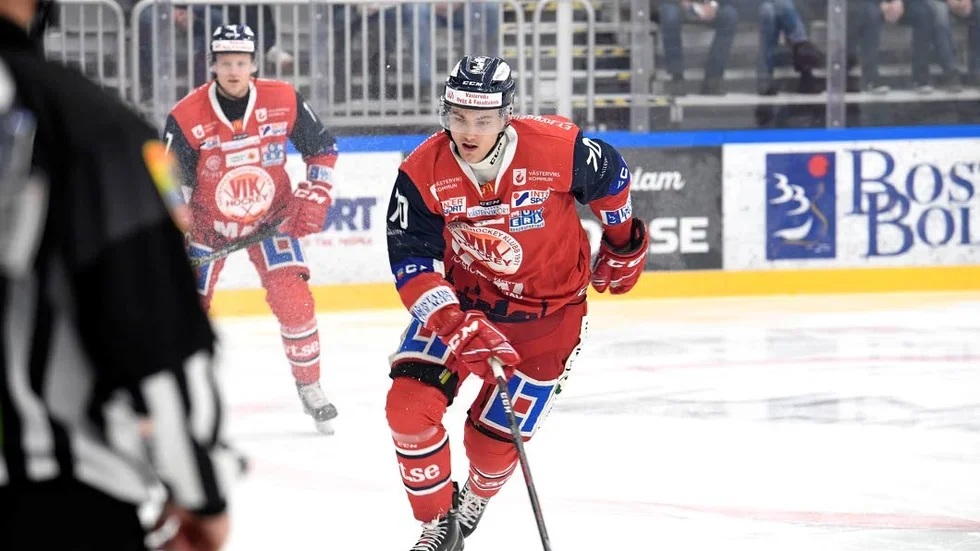 Centern Jacob Bjerselius spelar i VIK-tröjan även nästa säsong.