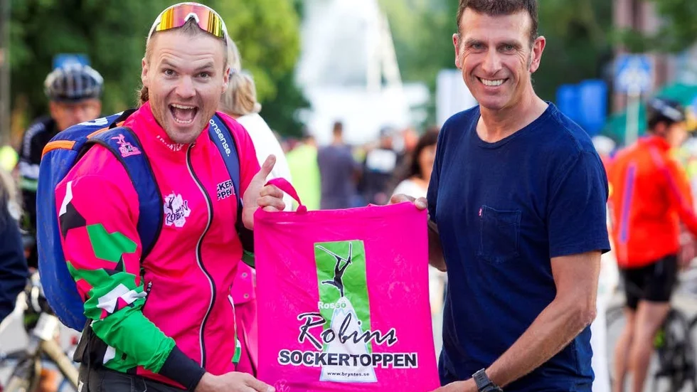 Robin Bryntesson och Roberto Vacchi cyklar runt Vättern för att samla in pengar till Sockertoppen. Det lär bli en livad cykeltur.