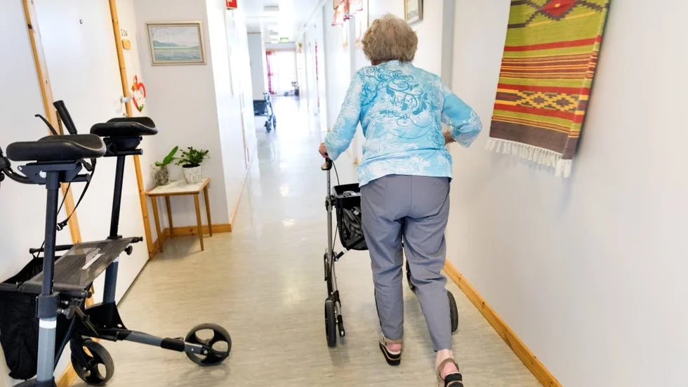 Både M och SD vill införa krav på svenskakunskaper för dem som anställs i äldreomsorgen.