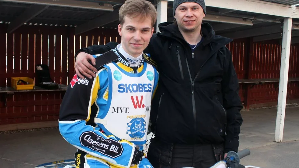 Norrköpingskillen Henrik Bergström satsar hårdare i år. Med fler tävlingar, nya grejer, och nye mekanikern Patrik Gogolimski som ses till höger. Bergström konkurrerar om en av platserna i Piraternas startsjua i elitserien.