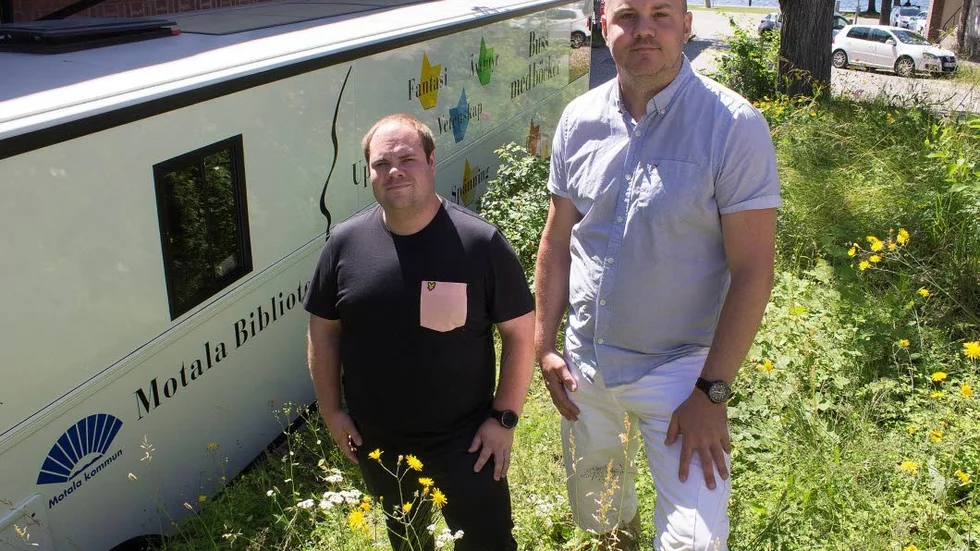 Marcus Lejonqvist och Johnny Karlberg tycker att bokbussen hör hemma i en landsbygdssatsning.
