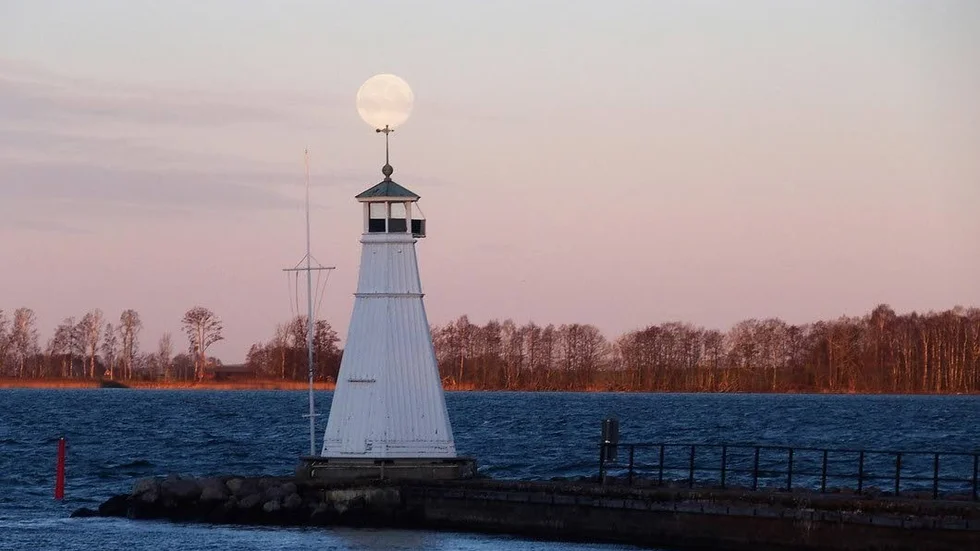 Månskensfyr i hamnen i Vadstena.