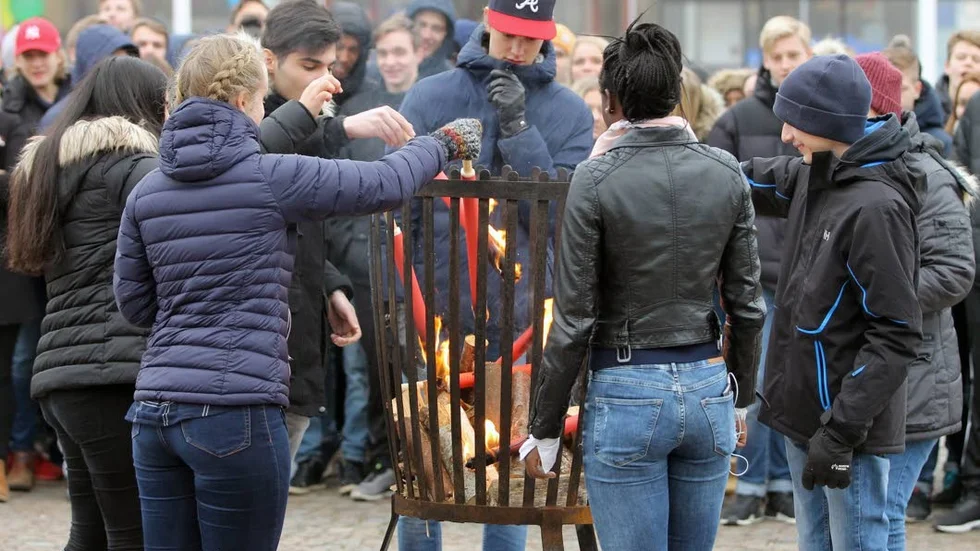 Så här såg det ut vid en tidigare minnesdag. Snart blir det samlingar på torget igen och andra arrangemang kring minnesdagen.