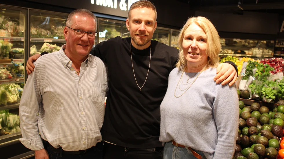 Anders, Alexander och Helen Gustafsson på besök i butiken för att träffa personalen.