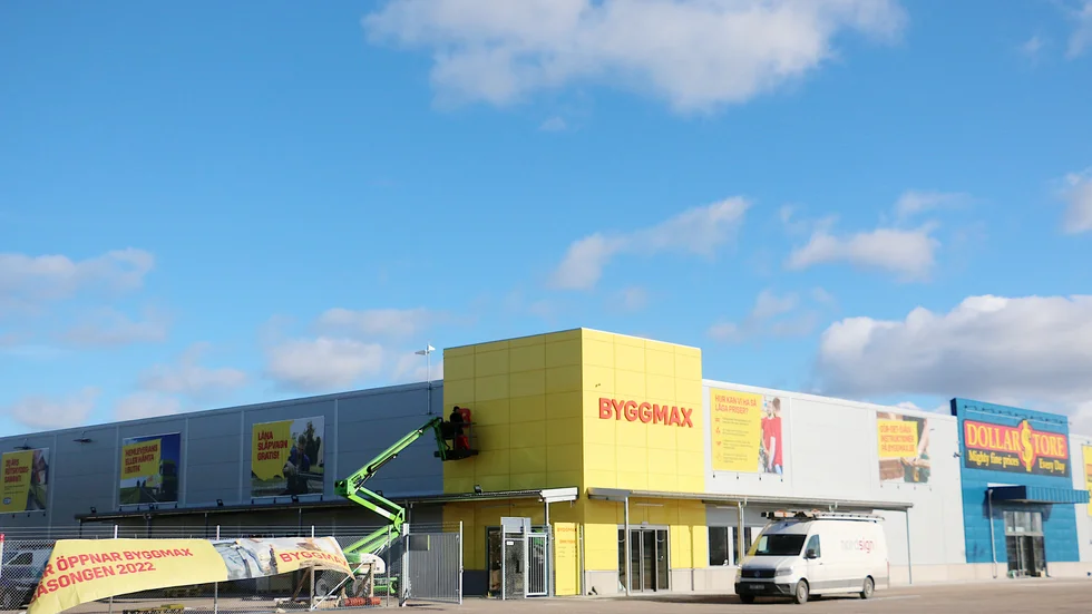 Händelsen inträffade på butiken Byggmax i Hultsfred och paret som kom in är nu misstänkta för ringa stöld.