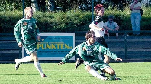 Magnus Phil gör ett av Hultsfreds fem mål i matchen mot Malmslätt som vanns med uddamålet.