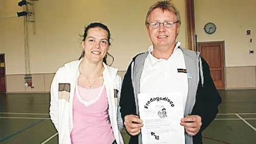 Fritidsledar-eleverna Jimmy Alexandersson och Selma Saric ser fram emot kvällens disco för låg- och mellanstadieelever.