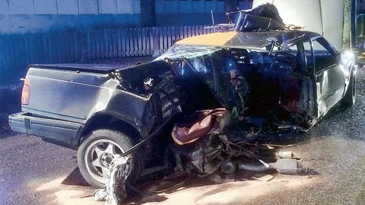 Den olycksdrabbade bilen klövs på mitten. Foto: Magnus Svahn