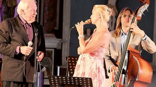 Svante Thuresson och Viktoria Tolstoy jazzade friskt på scenen i kyrkan. På bilden syns också basisten Mattias Svensson.