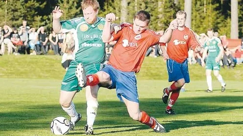 Morgan Pihl, Hultsfred, t v, och Daniel Gunnarsson. Djursdala, i kamp om bollen på Dalavallen.