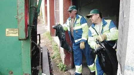 Soporna har blivit en olägenhet på 18 platser i kommunen. Därför fick Conny och Hans Andersson hämta lagrade sopor. Bara vid Knektagården fanns 218 säckar.