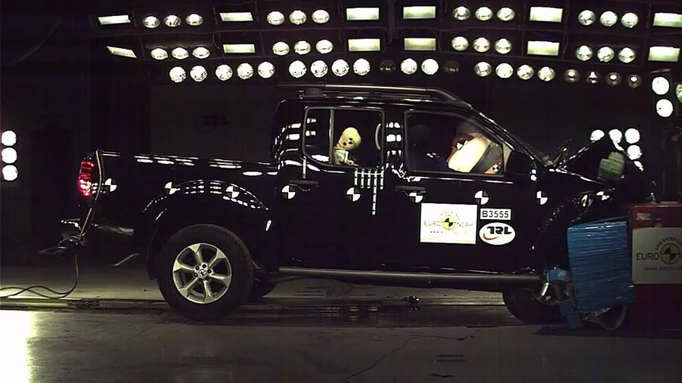 En Nissan Navara i ett krocktest.