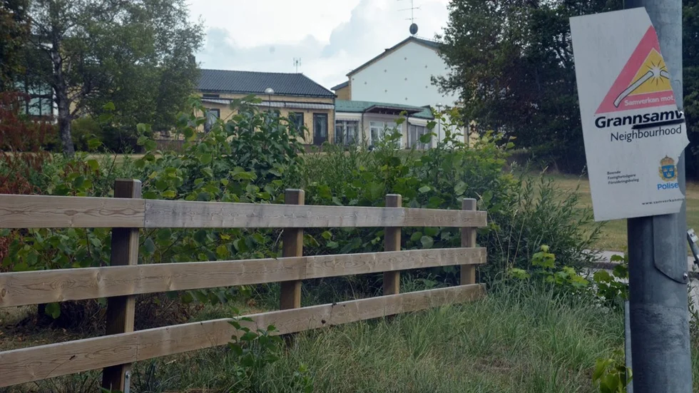 En natt i veckan drabbades Melker och Anna av ett inbrottsförsök i sin villa, men de lyckades skrämma gärningsmännen på flykt. Vid Folkhögskolan slutade spåren efter gärningsmännen, som sannolikt legat och tryck i trädgården innan inbrottet. Foto: Micael Rundberg