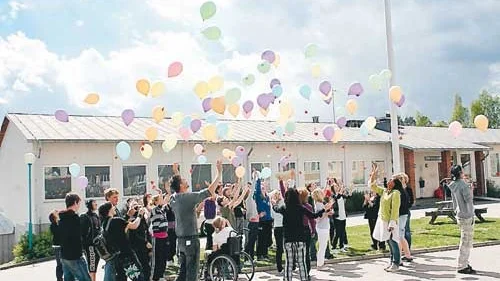 Eleverna släppte upp ballonger med kärleksdikter på Furulundsskolans skolgård.