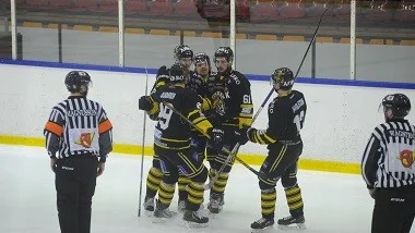Vimmerby Hockey jublar efter 6-2 hemma mot KRIF.
