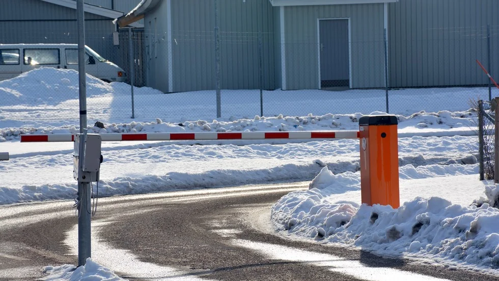 Bommen vid Återvinningscentralen i Västervik kommer att finnas kvar åtminstone till september månad 2018. Foto: Anders Sjögren