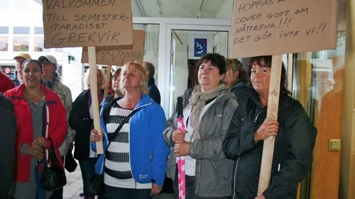 Protest. "Våra krav, jobben kvar" ropade Kommunals medlemmar utanför Bryggaren innan kommunfullmäktiges möte skulle börja.