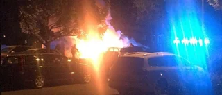 Tiotal bilar skadade i brand