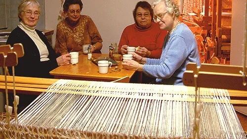 En kort fikapaus mitt i allt vävande har alltid Gerd, Britt-Marie, Inga och Gunvor tid med, där de sitter i sin egen vävstuga.