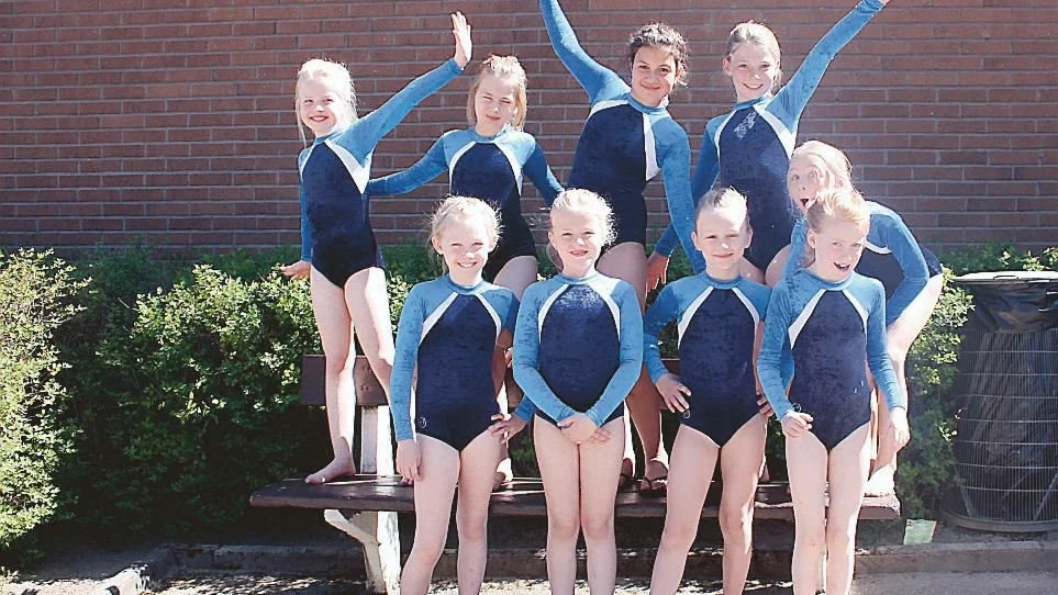 Lag Emma klass 1 placerade sig på en niondeplats – och fick värdefull tävlingsrutin. Sammanlagt kunde HGK räkna samman fem pokaler i gymnastik-DM. Foto: Ebba Lagergren