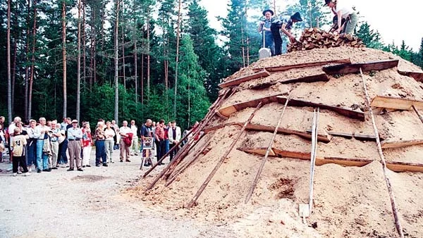 Kolmilan Carola tändes i Ingatorp. Ceremonin lockade en hel del ortsbor och sommargäster.