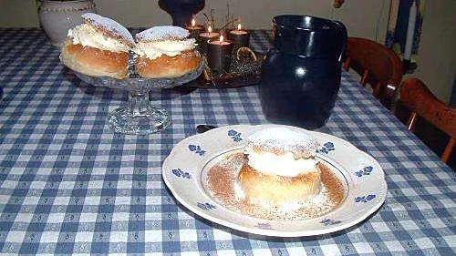 Semlor i olika former: "vanliga" semlor på fatet och som "hetvägg" med varm mjölk och kanel. Foto: Louise Tollemark