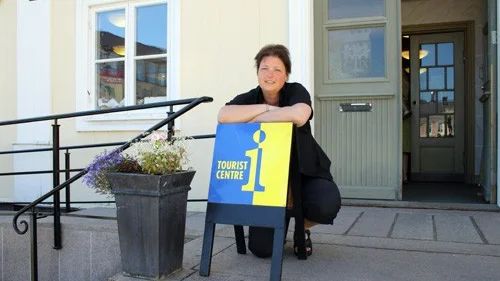 Piroska Kallay på turistbyrån i Vimmerby får känna av den ökade anstormningen av turister. Drygt 600 per dag förra veckan. Foto: Alexandra Sundberg