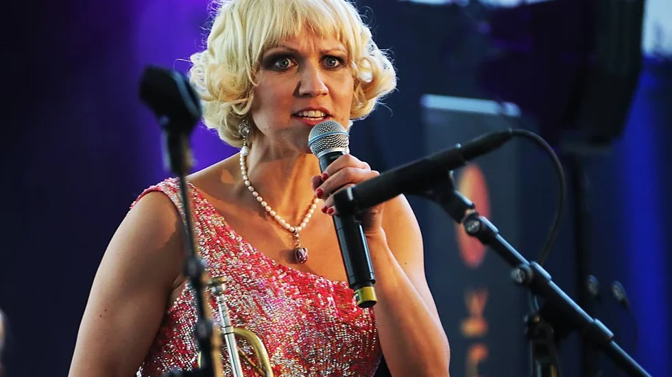 Till Kisa. Multimusikern Gunhild carling medverkar med röst och minst trumpeter.