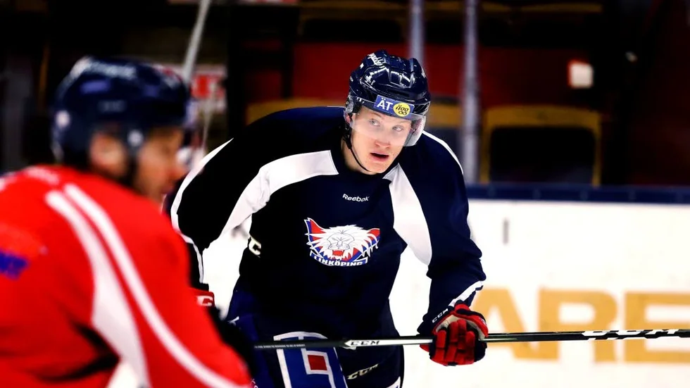 Gabriel Carlsson fick på lördagskvällen göra NHL-debut för sitt Columbus Blue Jackets mot Philadelphia Flyers.